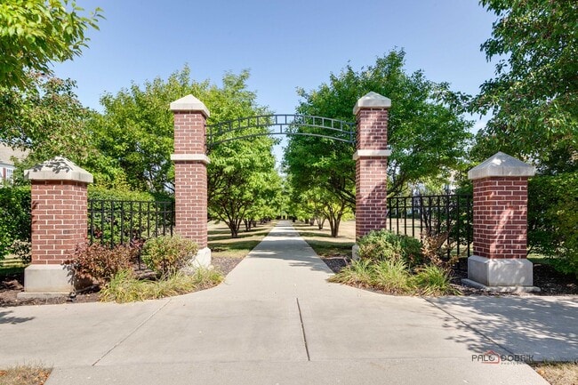 Building Photo - 231 Lionel Dr