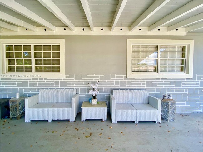 Building Photo - 3440 SW 20th St