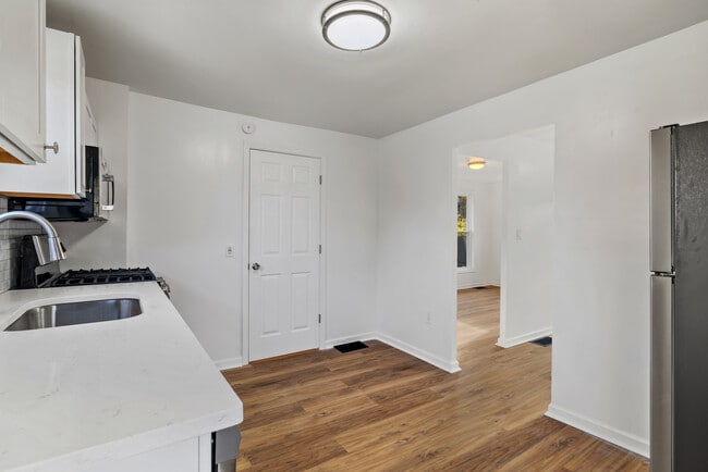 Building Photo - 607 Murray St