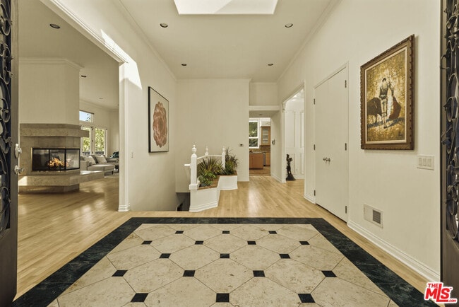 Building Photo - 3780 1/2 Multiview Dr