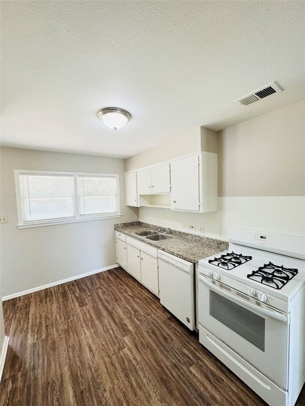 Building Photo - 2036 Delano Dr