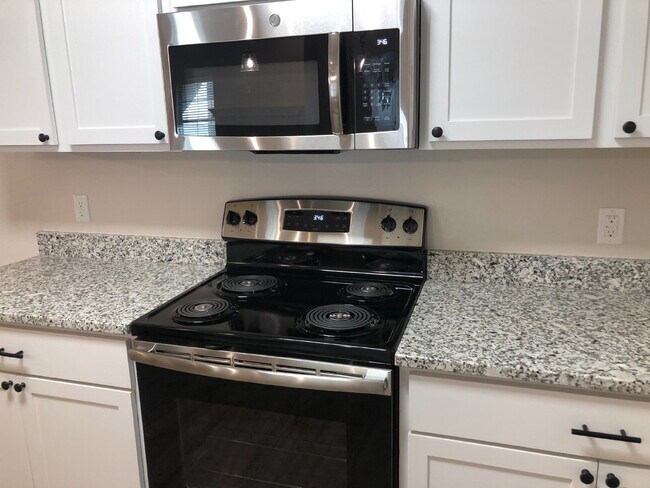 Building Photo - Beautiful well-maintained townhome