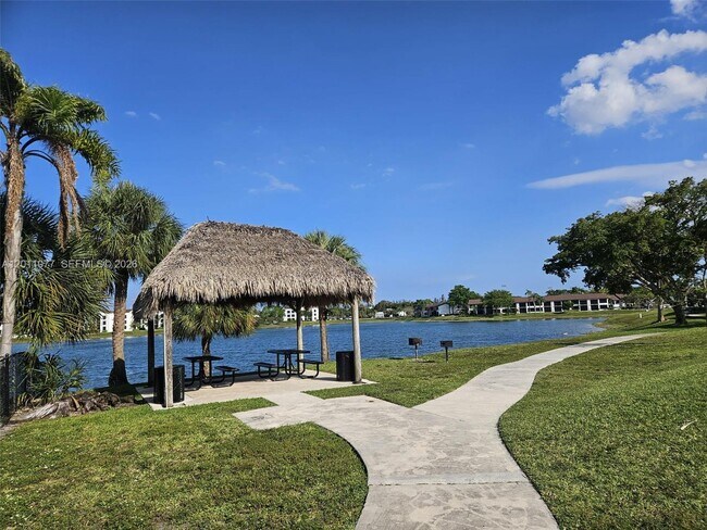 Building Photo - 211 Lake Pointe Dr