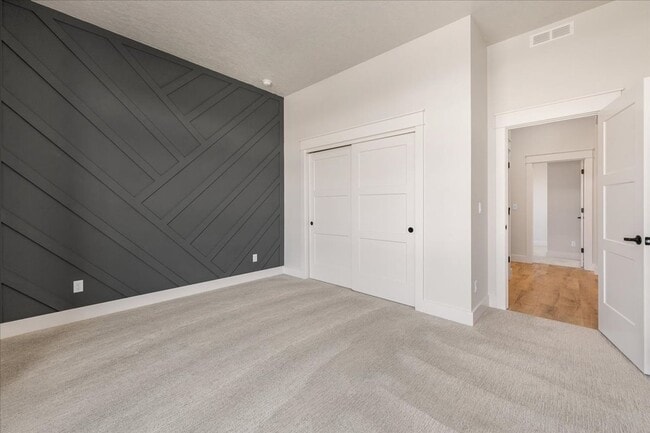 Building Photo - 3 Bedroom. 2.5 Bathroom House in Nampa