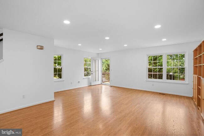 Building Photo - 423 McDaniel Dr