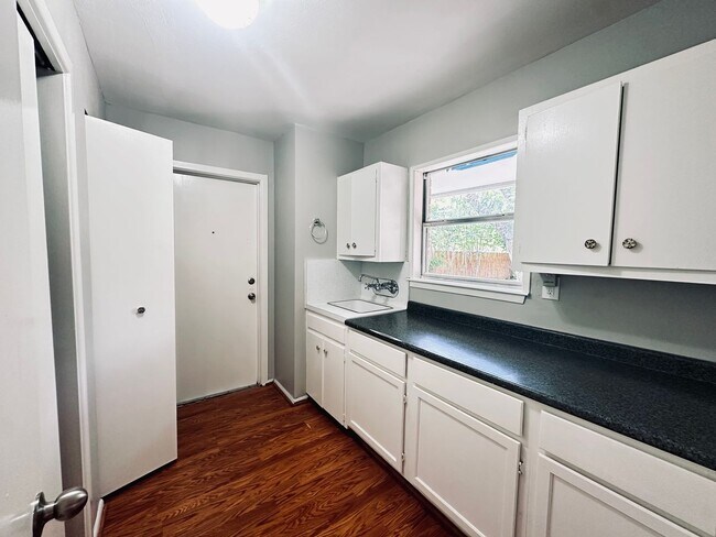 Building Photo - 425 Zephyr Dr