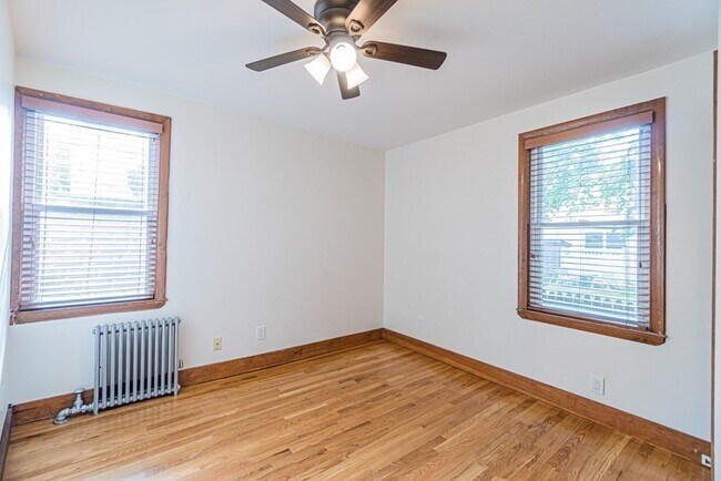 Building Photo - 147 River St