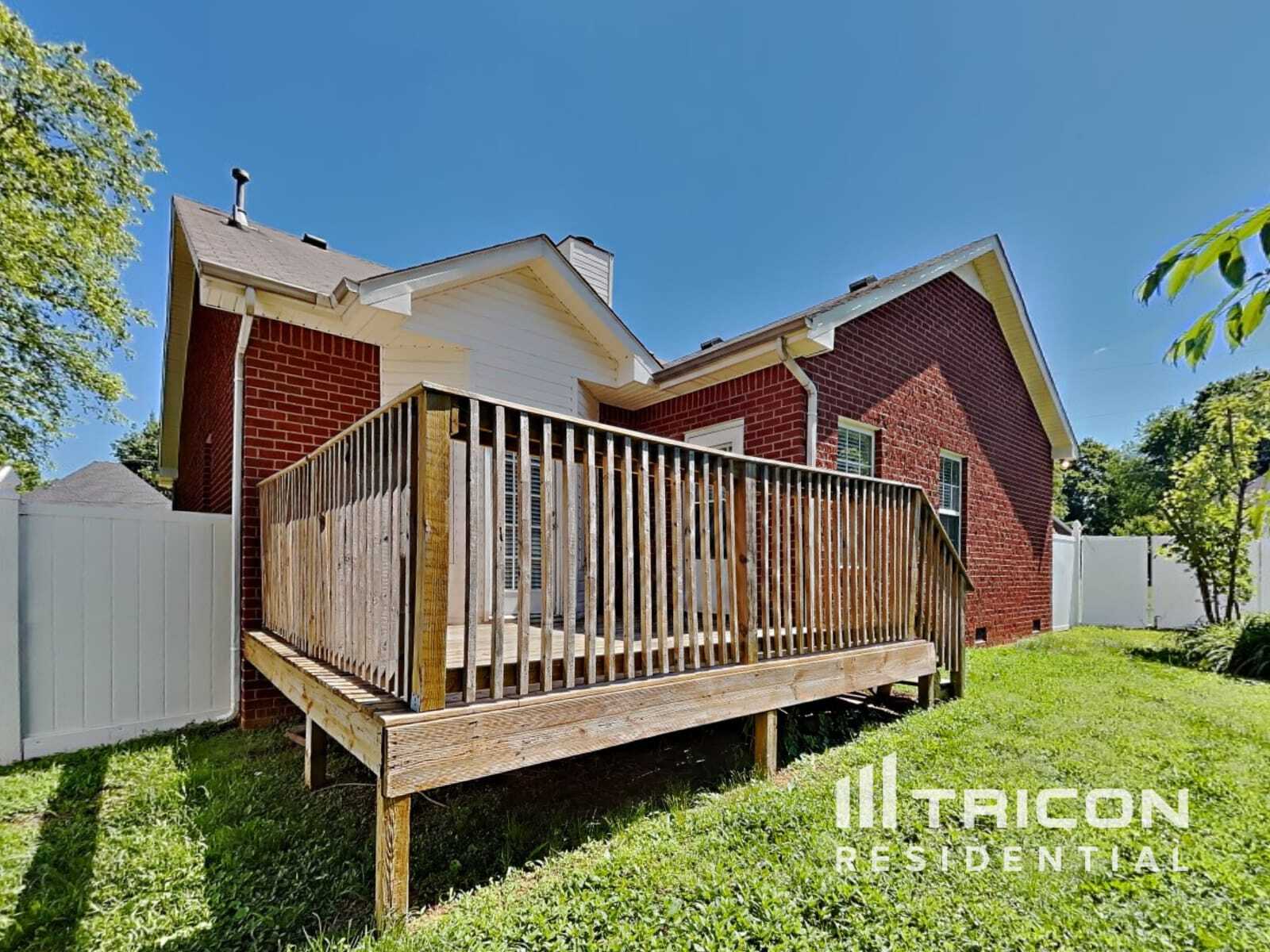 Building Photo - 316 Lone Oak Dr