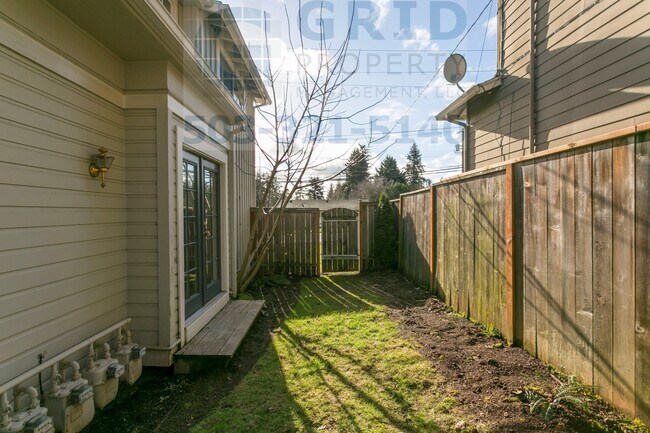 Building Photo - Charming 2 Bedroom Apartment Available in Milwaukie - Private Fenced-In Yard!