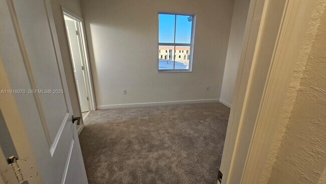 Building Photo - 2618 SE 27th Ct