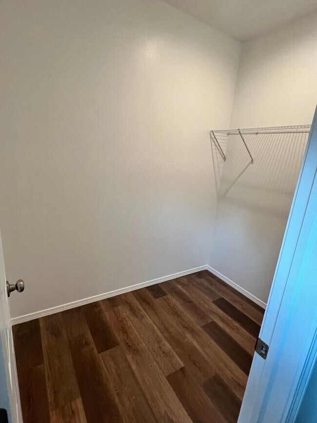 Building Photo - 3 bedroom 2 bath 2 car garage Bolivar MO