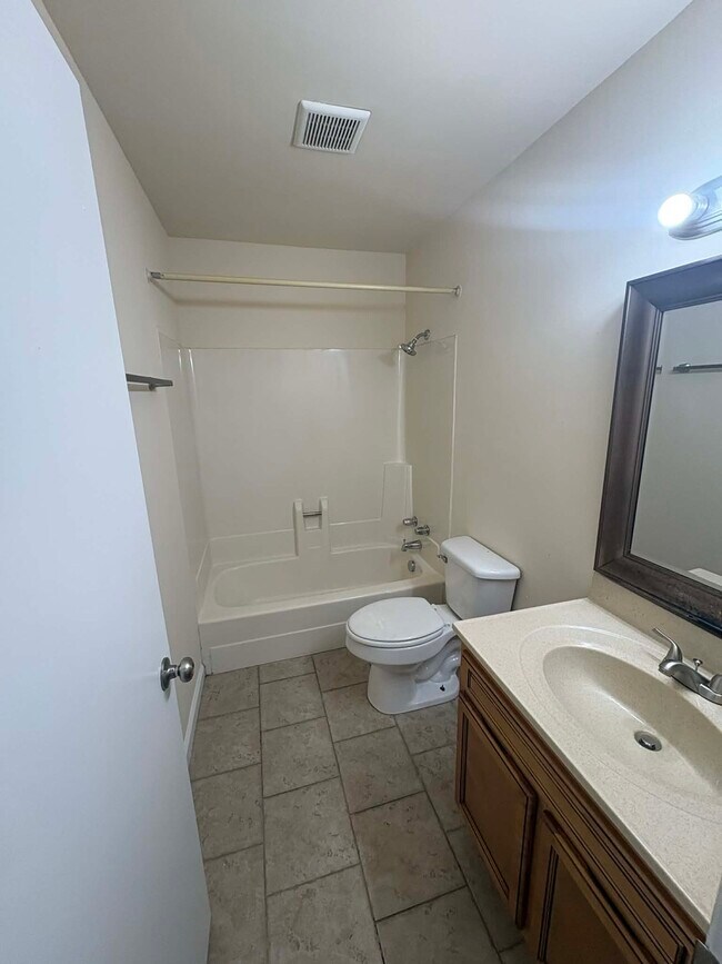 Building Photo - 1708 Highland Way