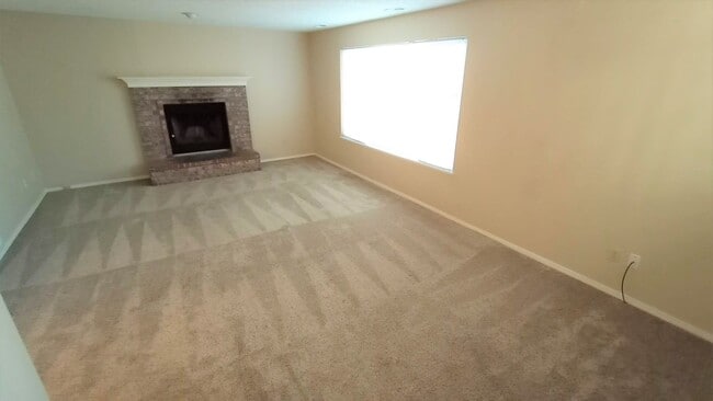 Building Photo - 4 Bed 2.5 Bath Available Now - MileStone R...