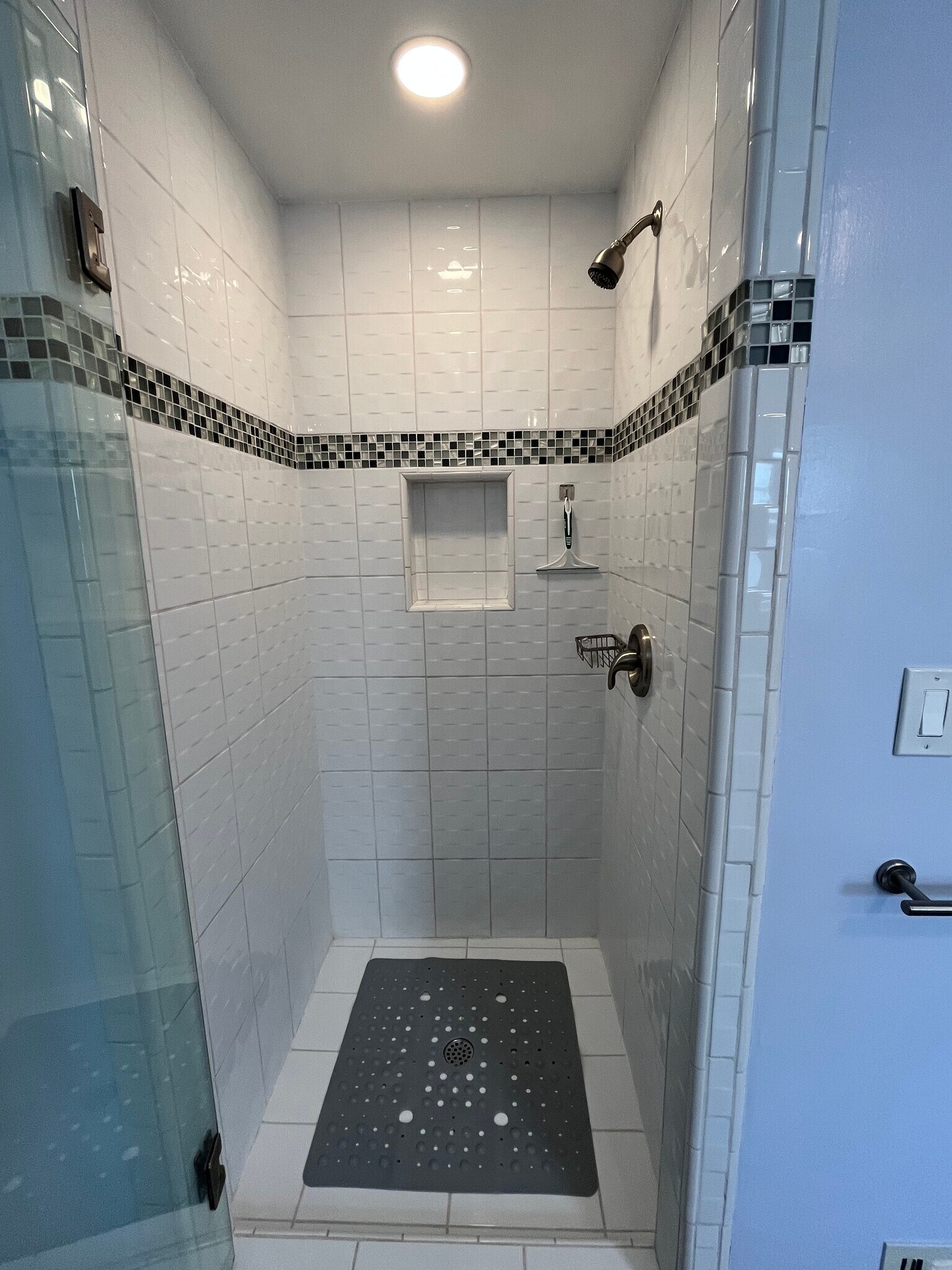 Shower - 737 S Tremaine Ave