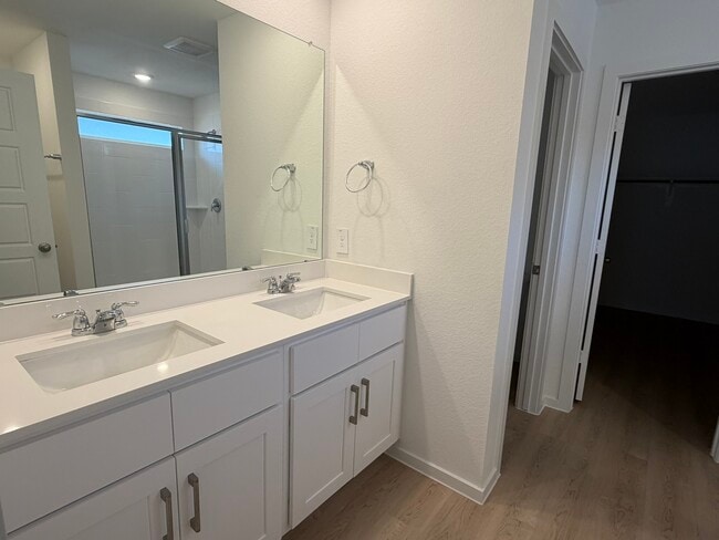 Building Photo - 523 Robin Ct