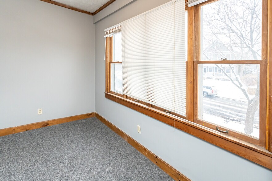 Building Photo - 818 Edmund Ave W