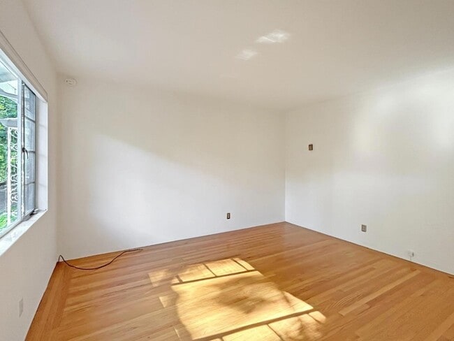 Building Photo - 1300 Hoover St