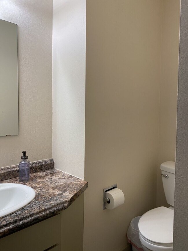 Building Photo - STUDENTS WELCOME! Spacious single-family home in the heart of Ft. Collins!