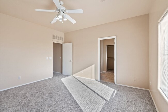 Building Photo - 6657 S Venetian Dr