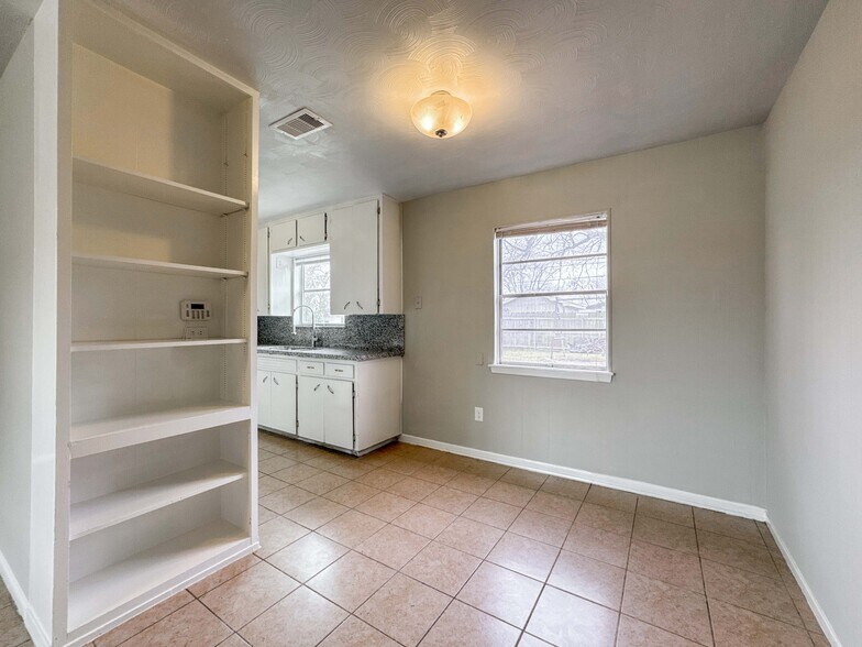 Building Photo - 1122 N Natchez Dr