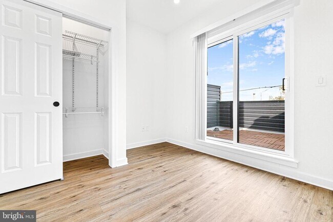 Building Photo - 2350 Moore St