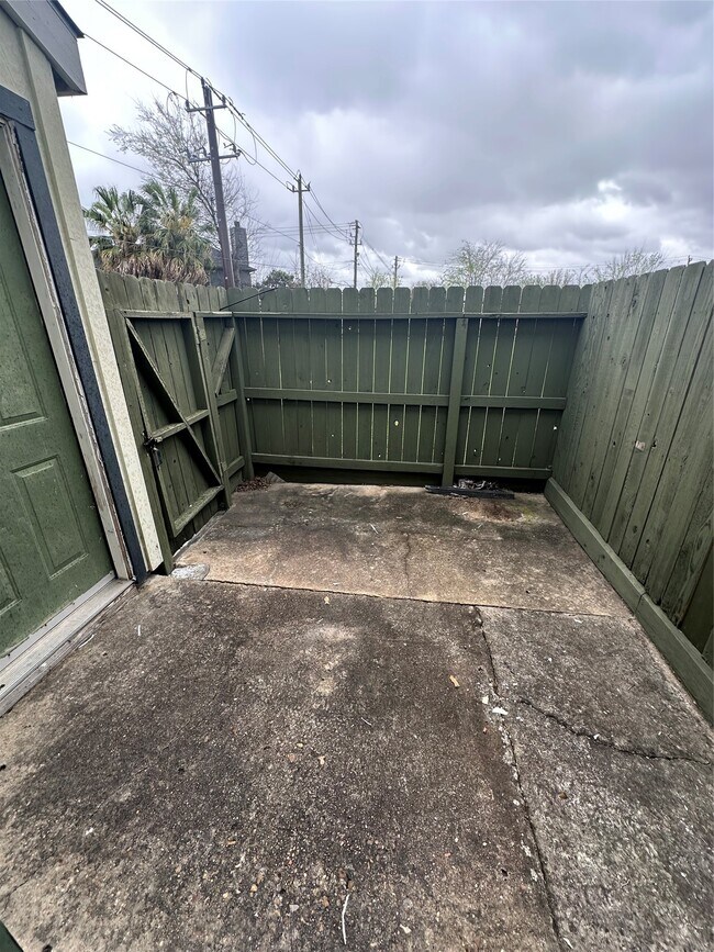 Building Photo - 8636 Village of Fondren