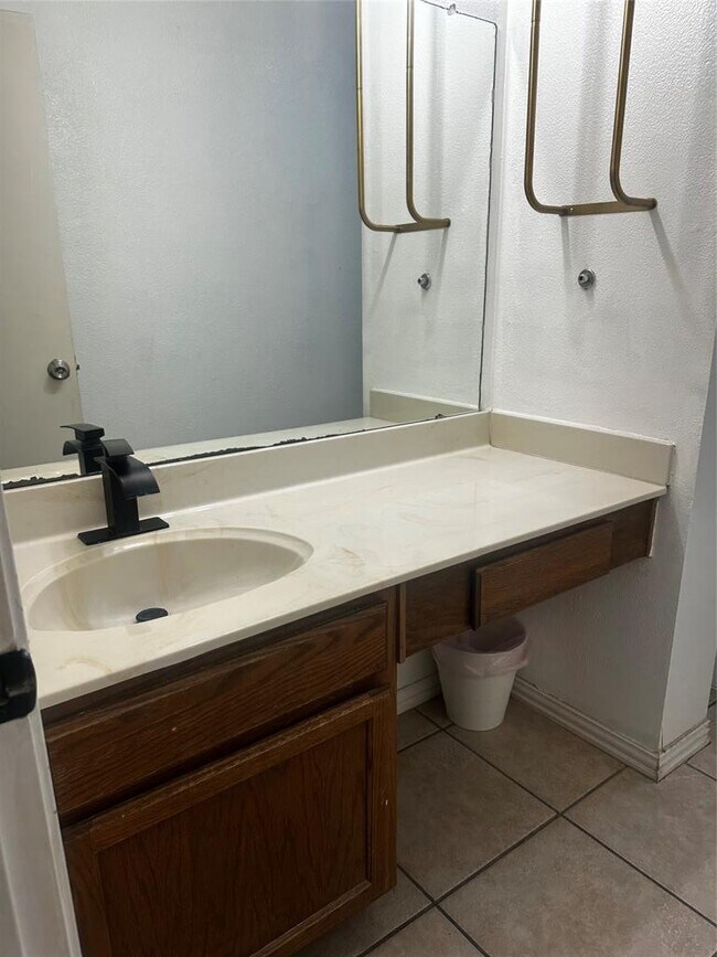 Building Photo - 612 David Curry Dr