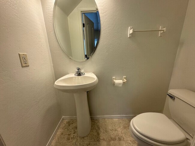 Building Photo - MOVE-IN SPECIAL! $400 OFF MOVE-IN – BEAUTIFULLY UPDATED 3 BEDROOM + OFFICE HOME IN GLENDALE!