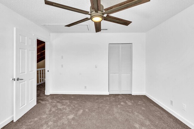 Building Photo - 2433 Southridge Rd