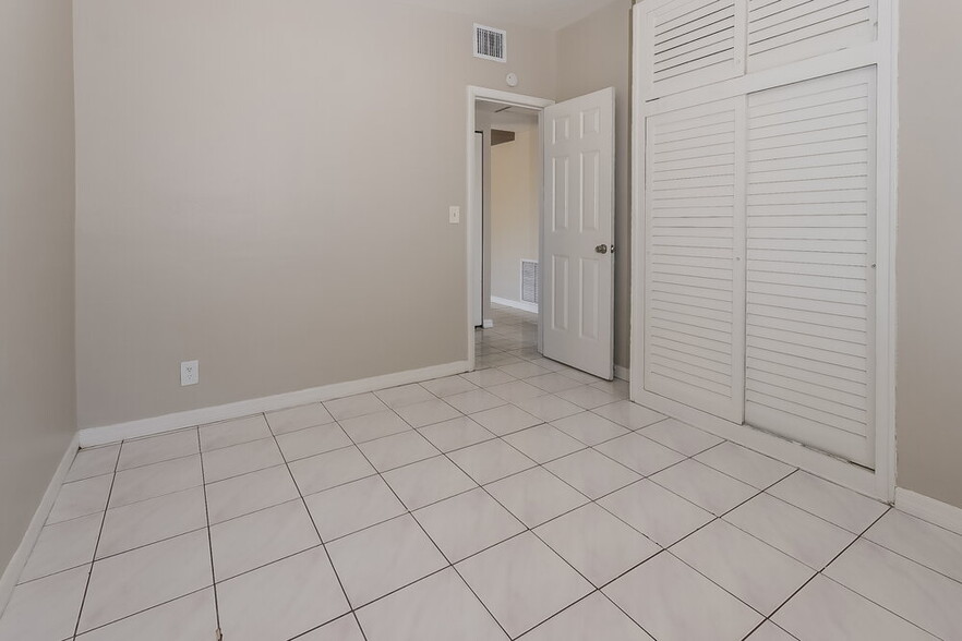 Building Photo - 5641 Honeysuckle Dr