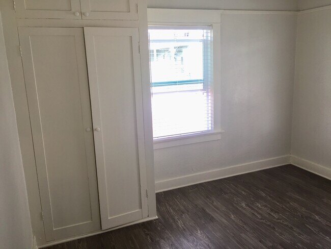 Building Photo - 1041 Dawson Ave