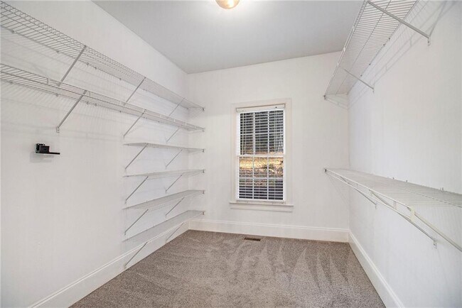 Building Photo - 960 Landmark Dr NE