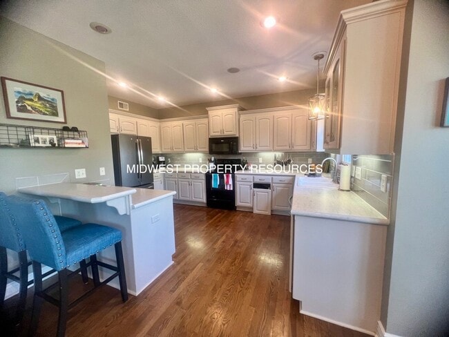 Building Photo - Exquisite 4-Bedroom Home with Spacious Fam...