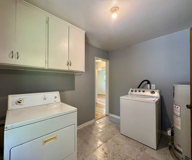 Building Photo - 3 Bedroom Home Walking distance to Sloan L...