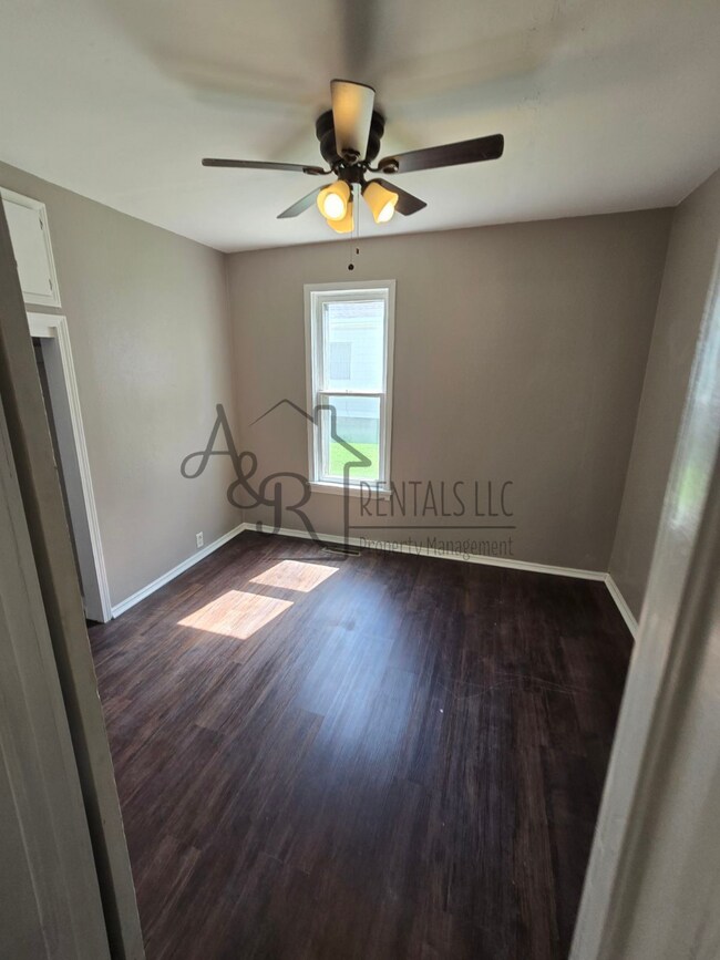 Building Photo - 717 W Kansas St