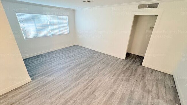 Building Photo - 3 Bedroom 2 bathroom house located near the Kern Medical Hospital, East Bakersfield High, and a s...