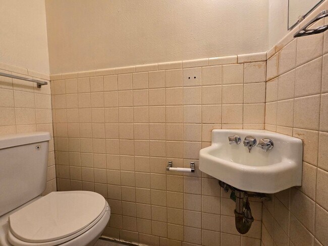 Building Photo - 2304 Wales Cir