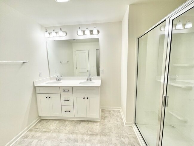 Building Photo - 3 br 2.5 ba townhome with one car garage n...
