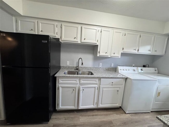 Building Photo - 7925 Grove Ridge Dr