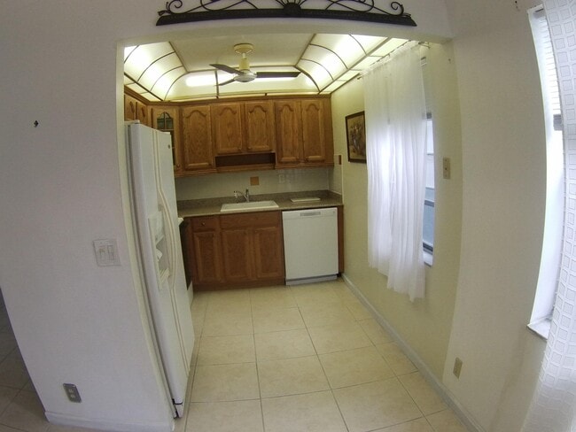 Building Photo - 556 Capri L