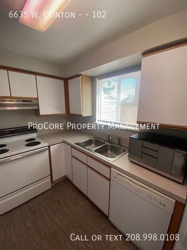 Building Photo - 6635 W Clinton Ln