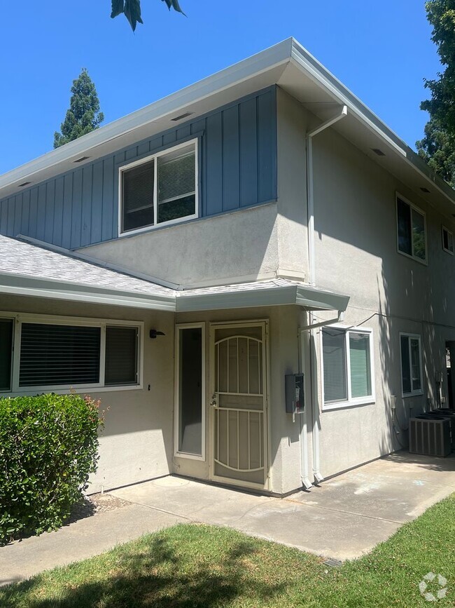 Building Photo - PRICE REDUCED!! UPDATED 2 BEDROOM CONDO!!