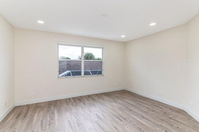 Building Photo - 10879 Handel Pl