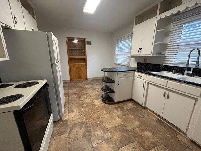 Building Photo - Lovely 2 bedroom Upstairs of a Duplex for Rent