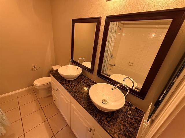 Building Photo - 9301 Goldenview Dr