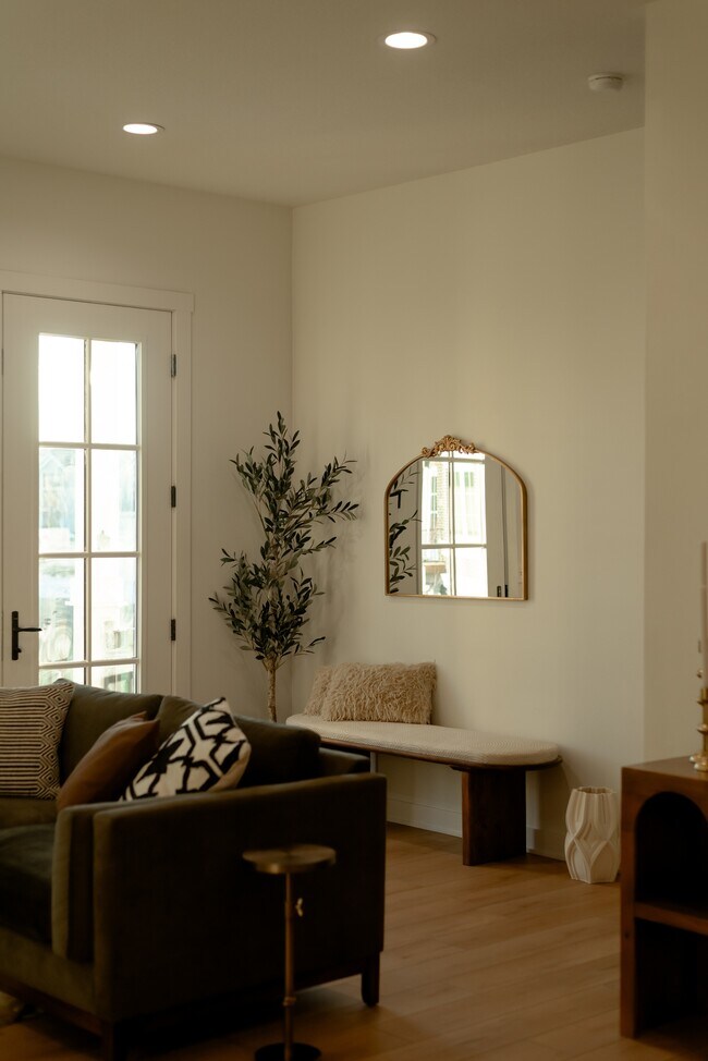 Building Photo - 1204 SW Franklin Dr