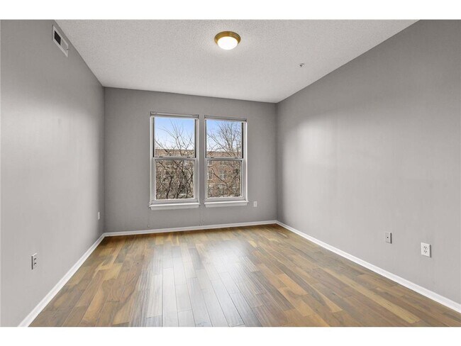 Building Photo - 560 2nd St