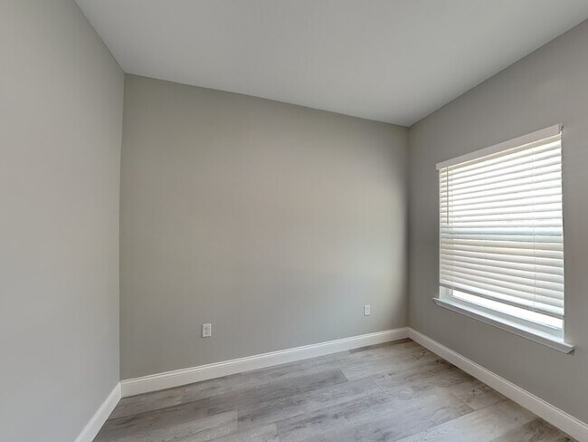 Building Photo - 8512 N Merrimac Way