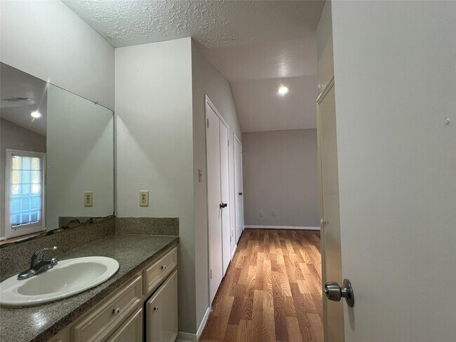 Building Photo - 11507 Meadow Ln