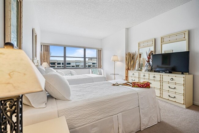 Building Photo - 5000 N Ocean Blvd